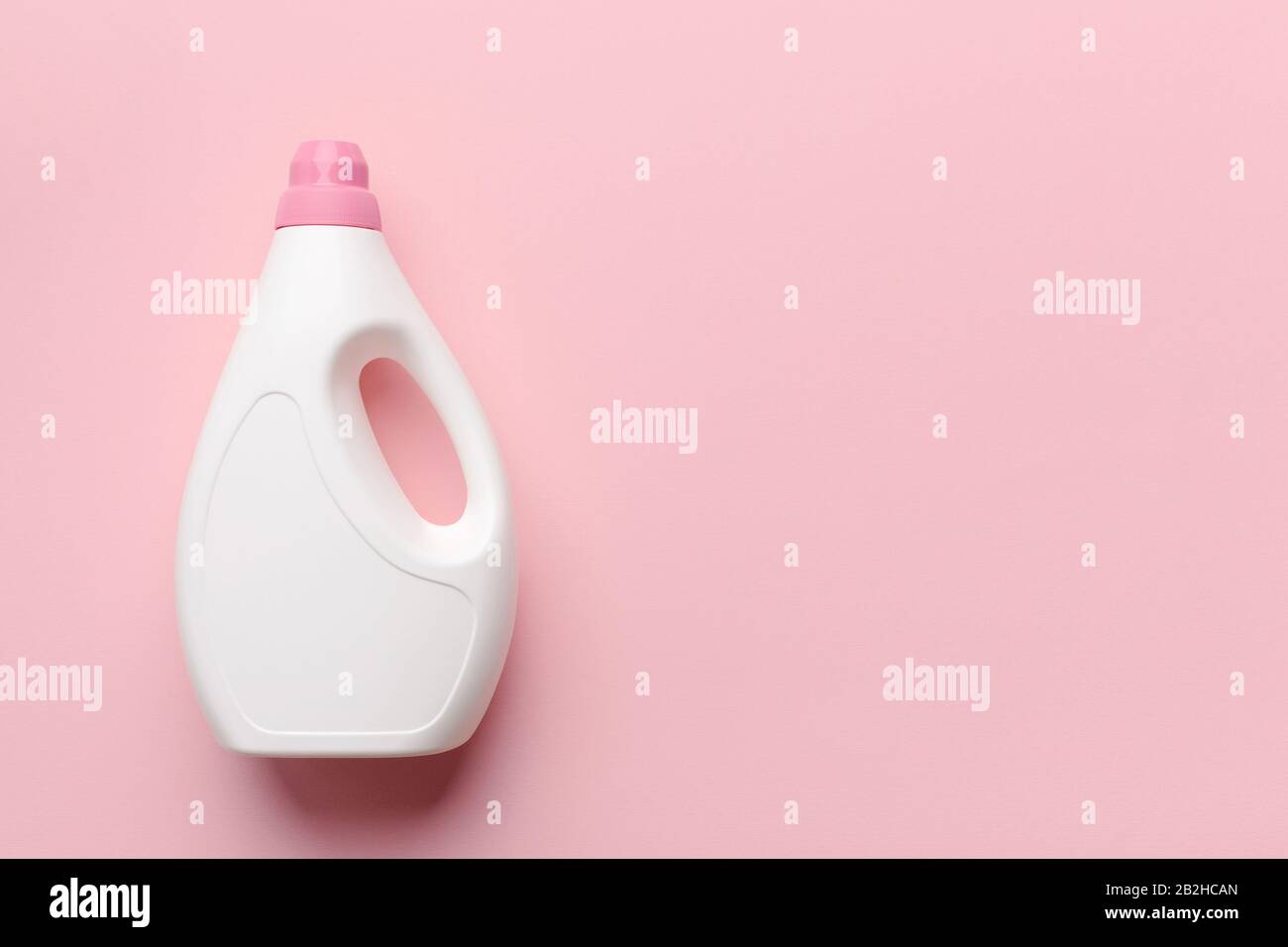 Bouteille en plastique blanc pour savon liquide ou après-shampooing Banque D'Images