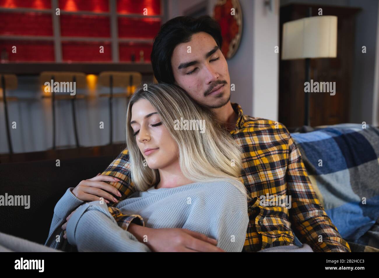 Un jeune couple dormant ensemble sur le canapé Banque D'Images