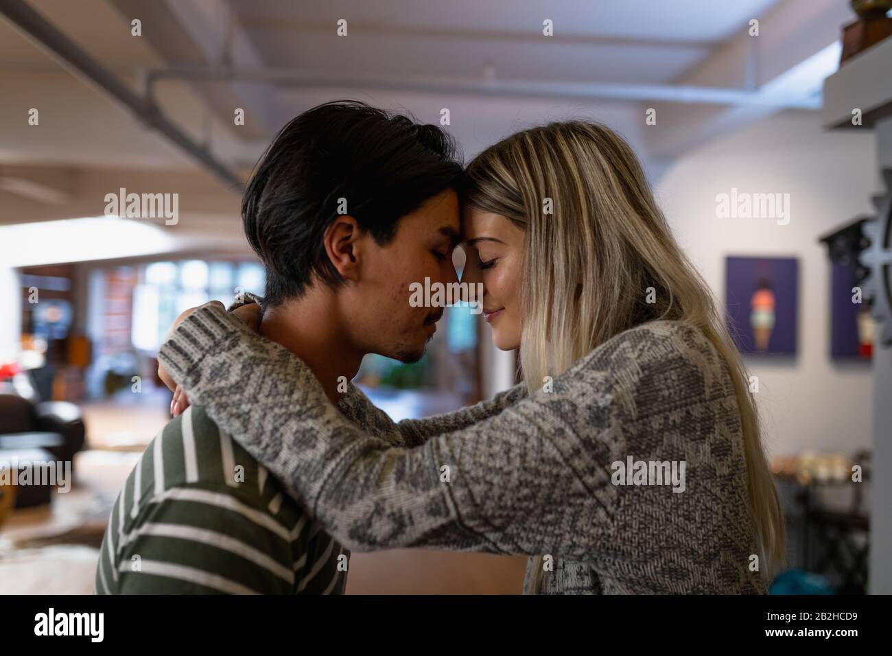 Jeune couple amoureux dans la maison Banque D'Images