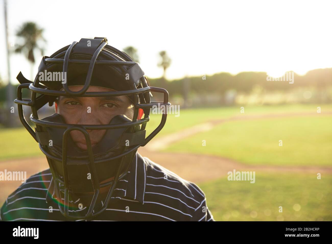 Joueur de baseball regardant l'appareil photo Banque D'Images