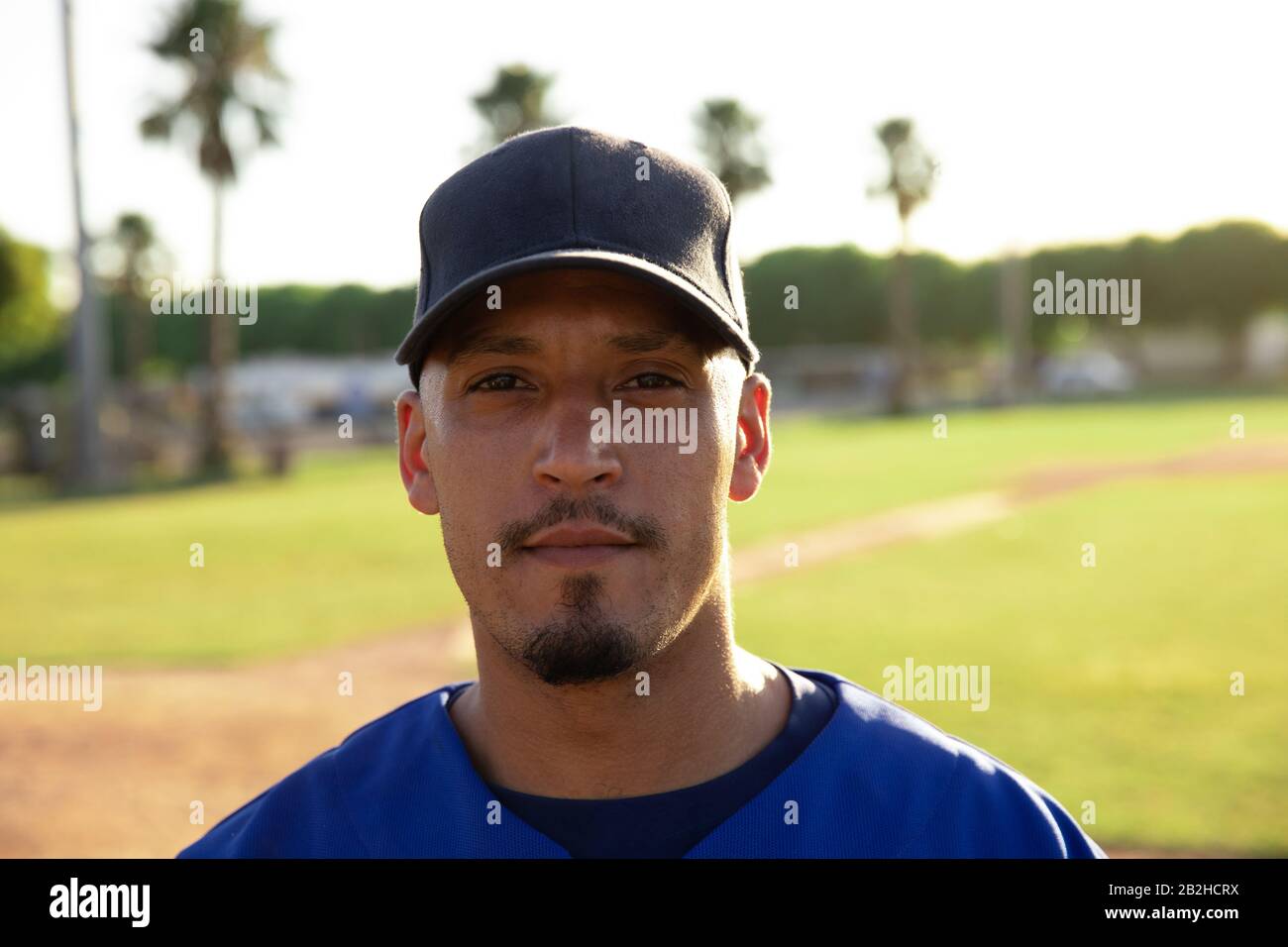 Joueur de baseball regardant l'appareil photo Banque D'Images