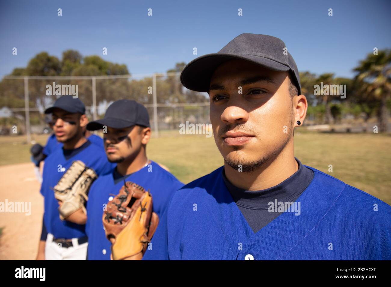 Joueurs de baseball debout en ligne Banque D'Images