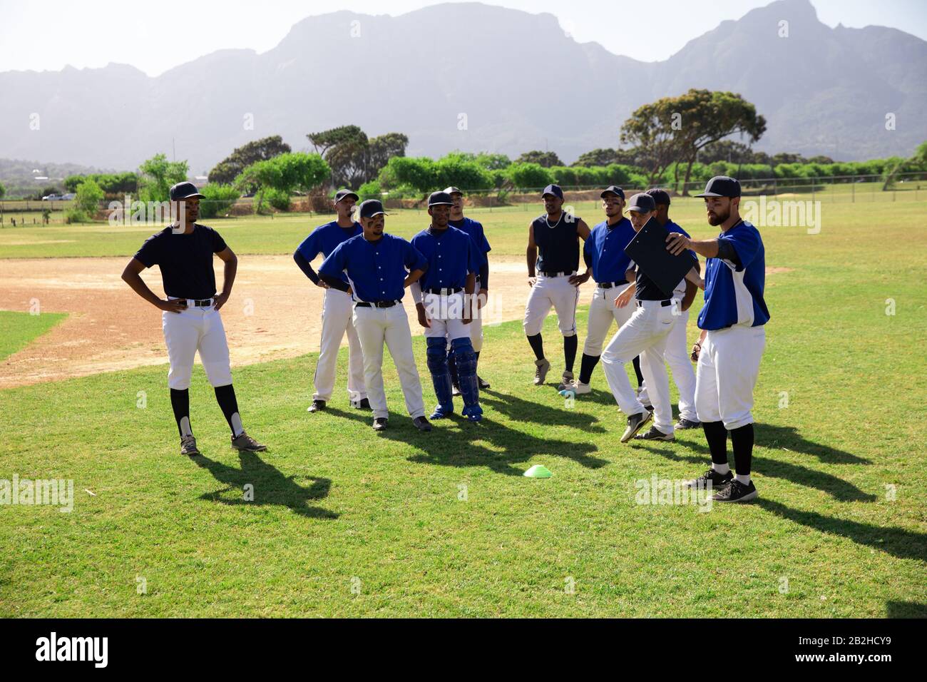 Joueurs de base-ball préparant le match Banque D'Images