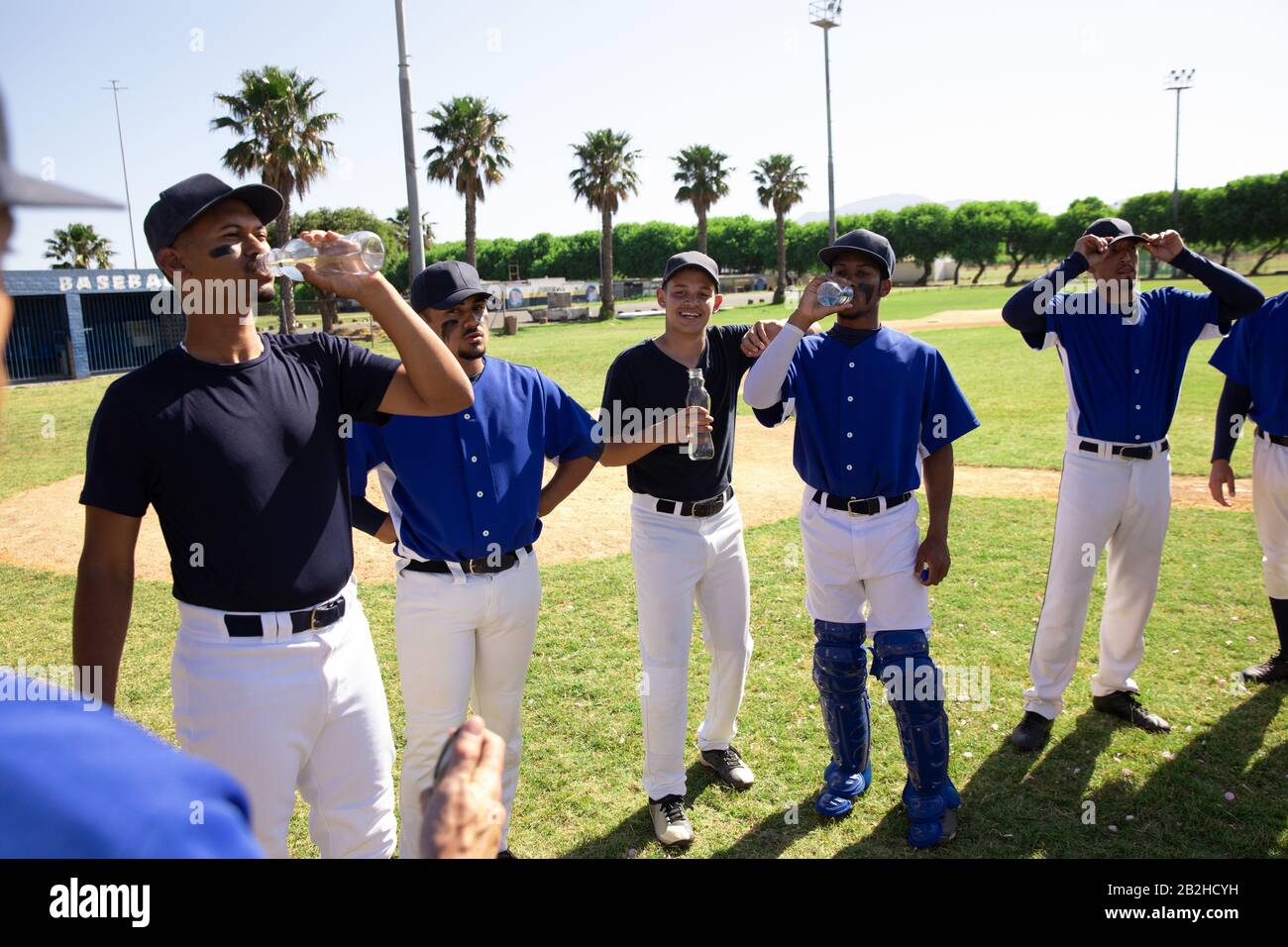 Joueurs de base-ball buvant de l'eau Banque D'Images