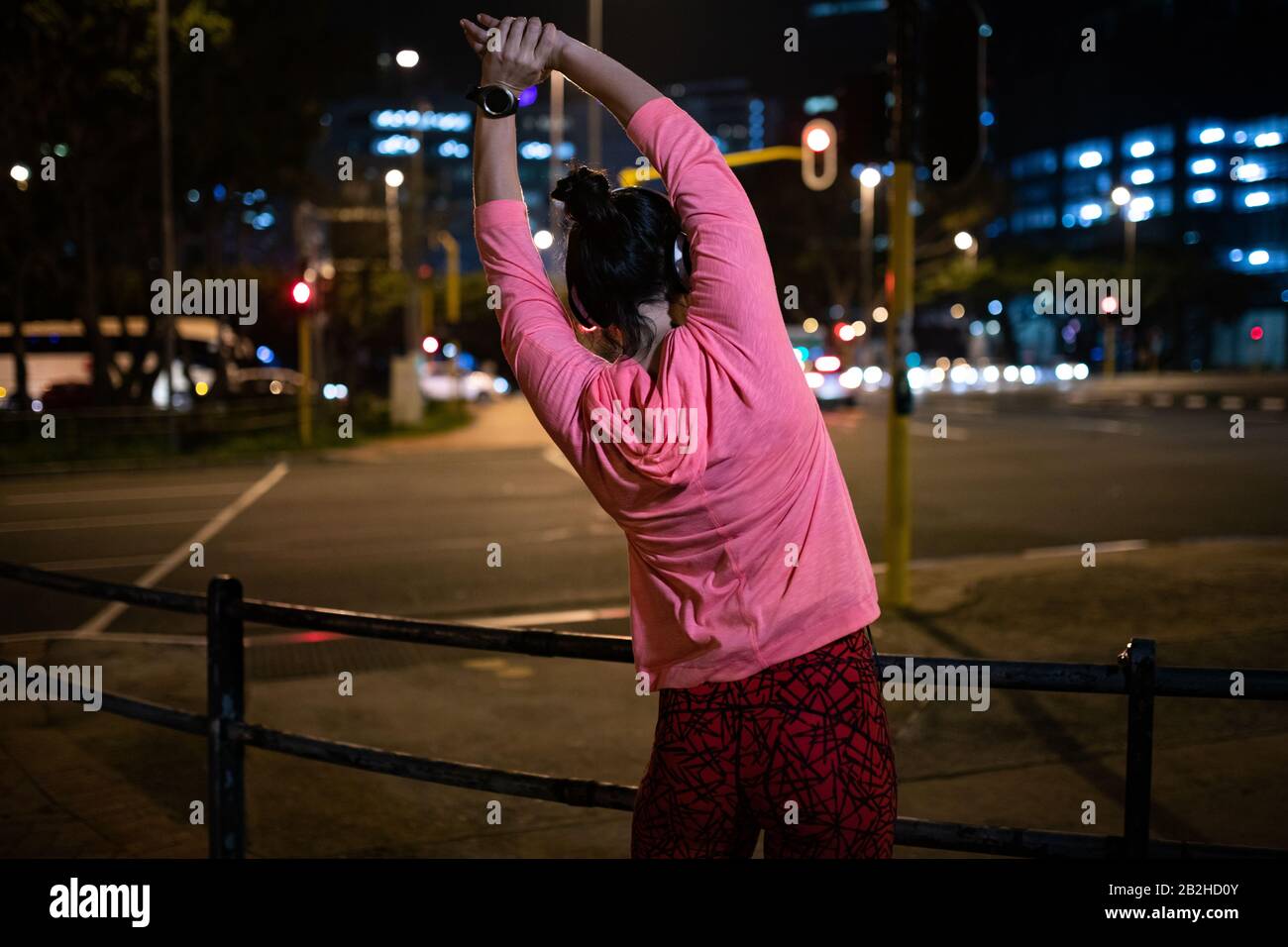 Femme vue arrière s'étirant avant de courir Banque D'Images