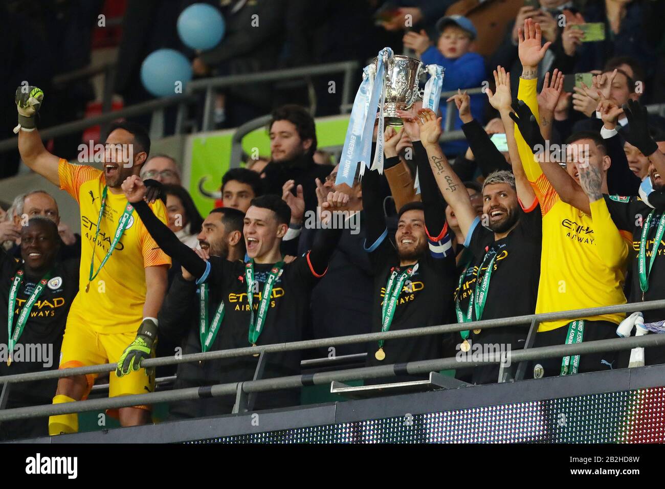David Silva de Manchester City lève le trophée Carabao Cup - Aston Villa / Manchester City, Carabao Cup final, Wembley Stadium, Londres, Royaume-Uni - 1 mars 2020 Usage éditorial Seulement - les restrictions de DataCo s'appliquent Banque D'Images