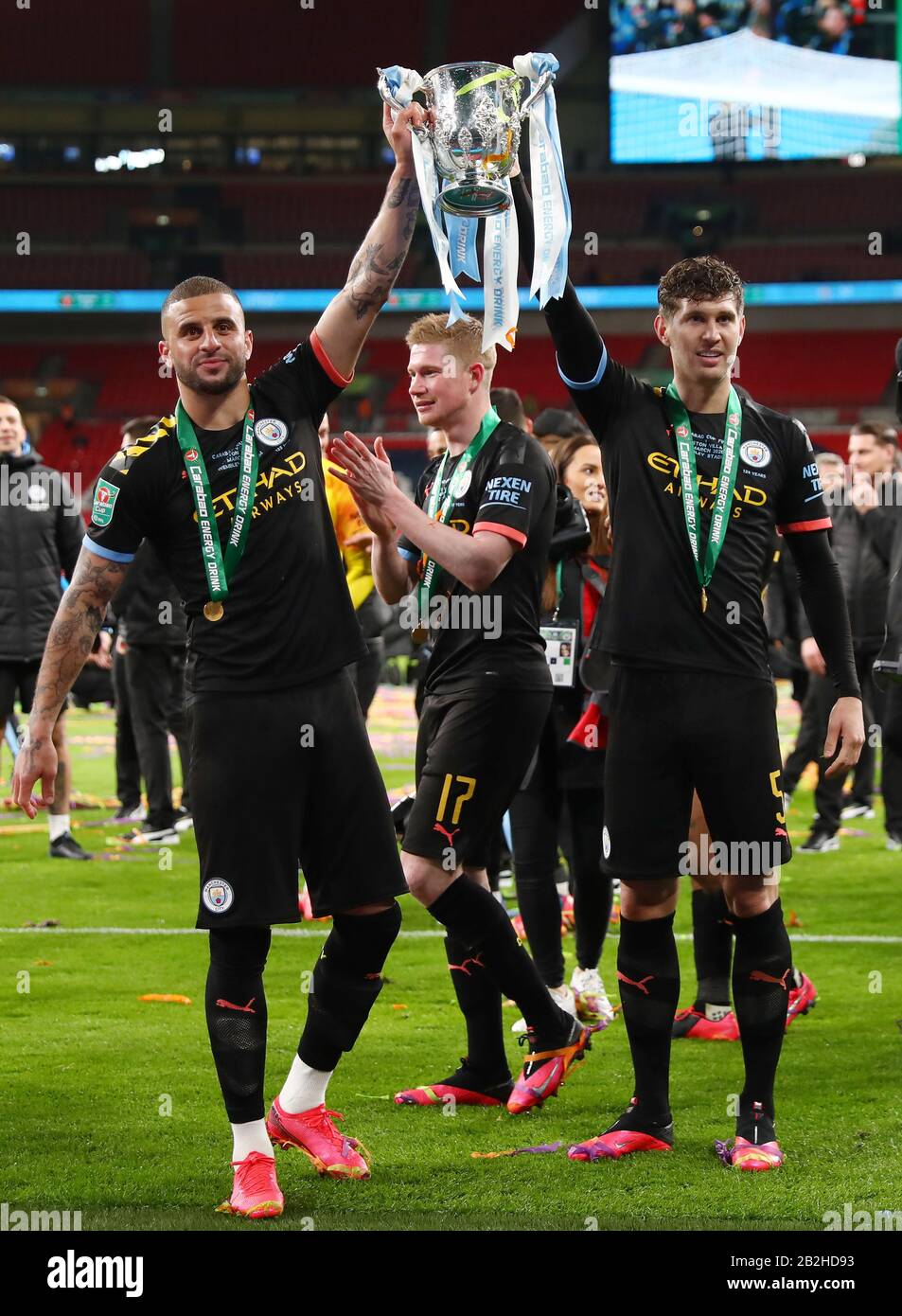 Kyle Walker et John Stones de Manchester City célèbrent avec le trophée Carabao Cup - Aston Villa / Manchester City, Carabao Cup final, Wembley Stadium, Londres, Royaume-Uni - 1 mars 2020 usage éditorial Seulement - les restrictions DataCo s'appliquent Banque D'Images