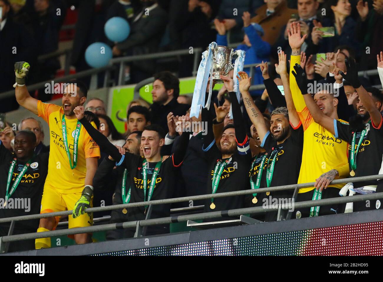 David Silva de Manchester City lève le trophée Carabao Cup - Aston Villa / Manchester City, Carabao Cup final, Wembley Stadium, Londres, Royaume-Uni - 1 mars 2020 Usage éditorial Seulement - les restrictions de DataCo s'appliquent Banque D'Images