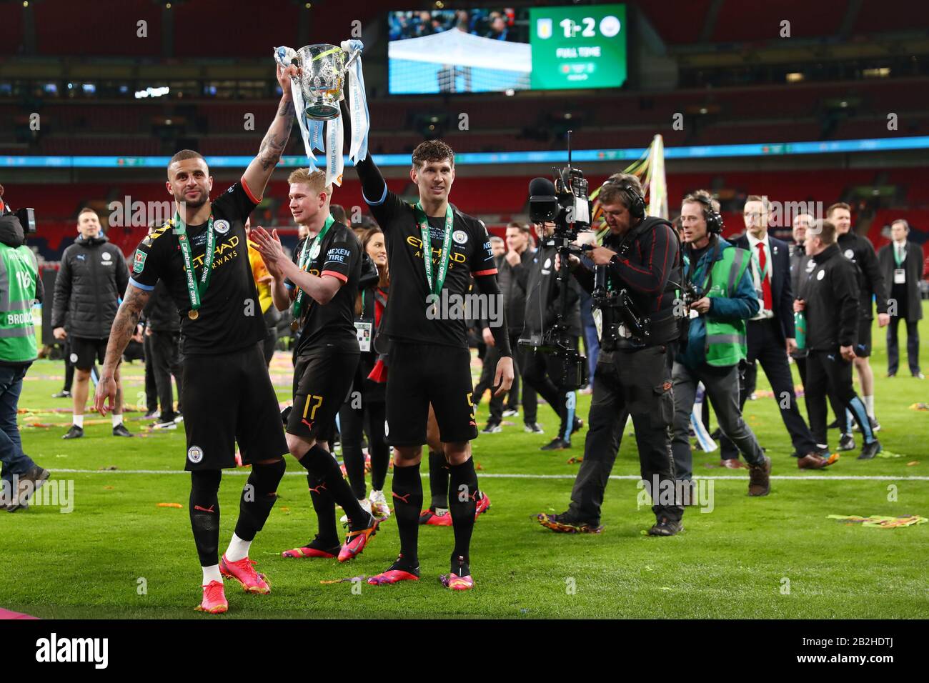 Kyle Walker et John Stones de Manchester City célèbrent avec le trophée Carabao Cup - Aston Villa / Manchester City, Carabao Cup final, Wembley Stadium, Londres, Royaume-Uni - 1 mars 2020 usage éditorial Seulement - les restrictions DataCo s'appliquent Banque D'Images