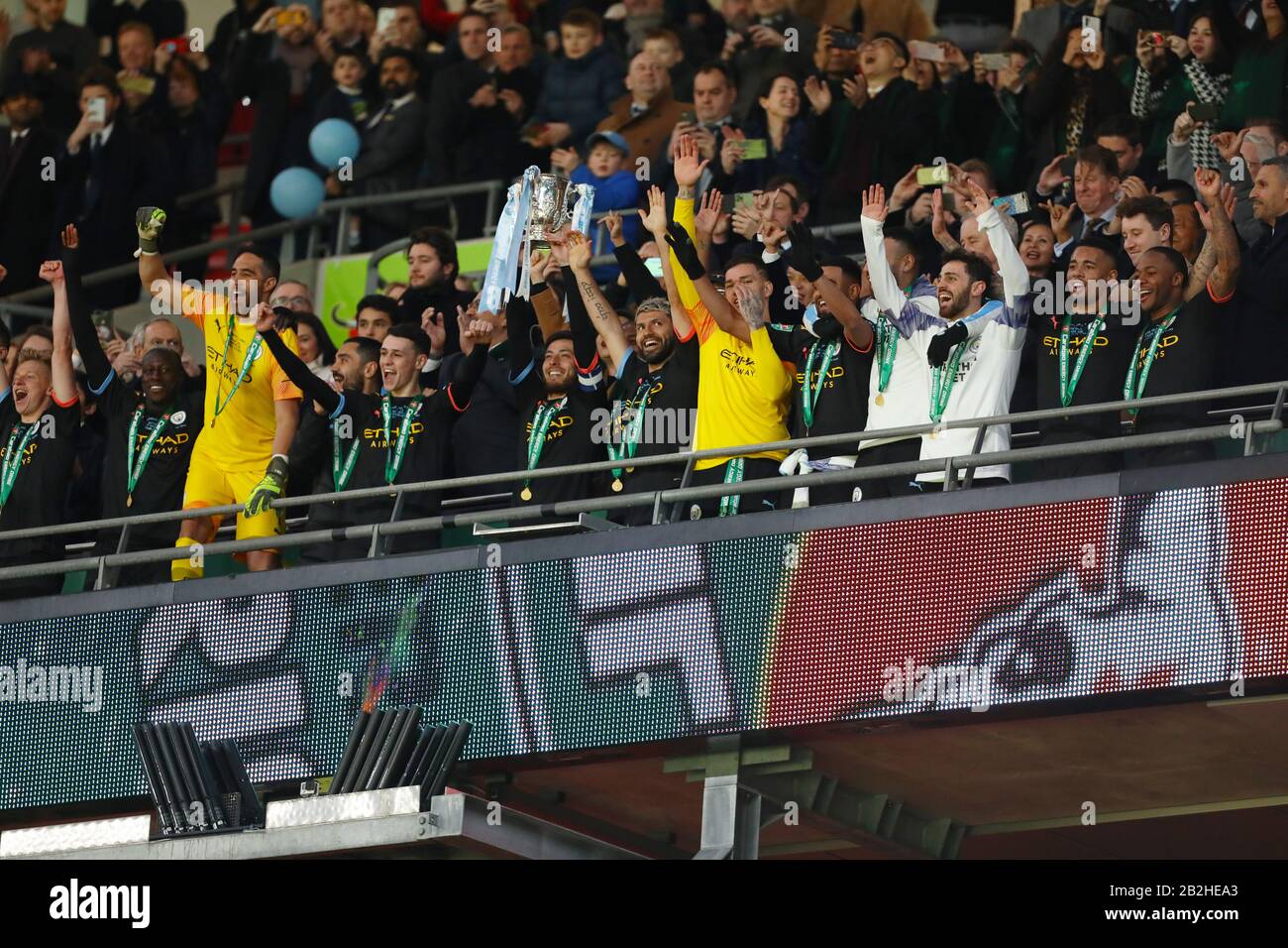 David Silva de Manchester City lève le trophée Carabao Cup - Aston Villa / Manchester City, Carabao Cup final, Wembley Stadium, Londres, Royaume-Uni - 1 mars 2020 Usage éditorial Seulement - les restrictions de DataCo s'appliquent Banque D'Images