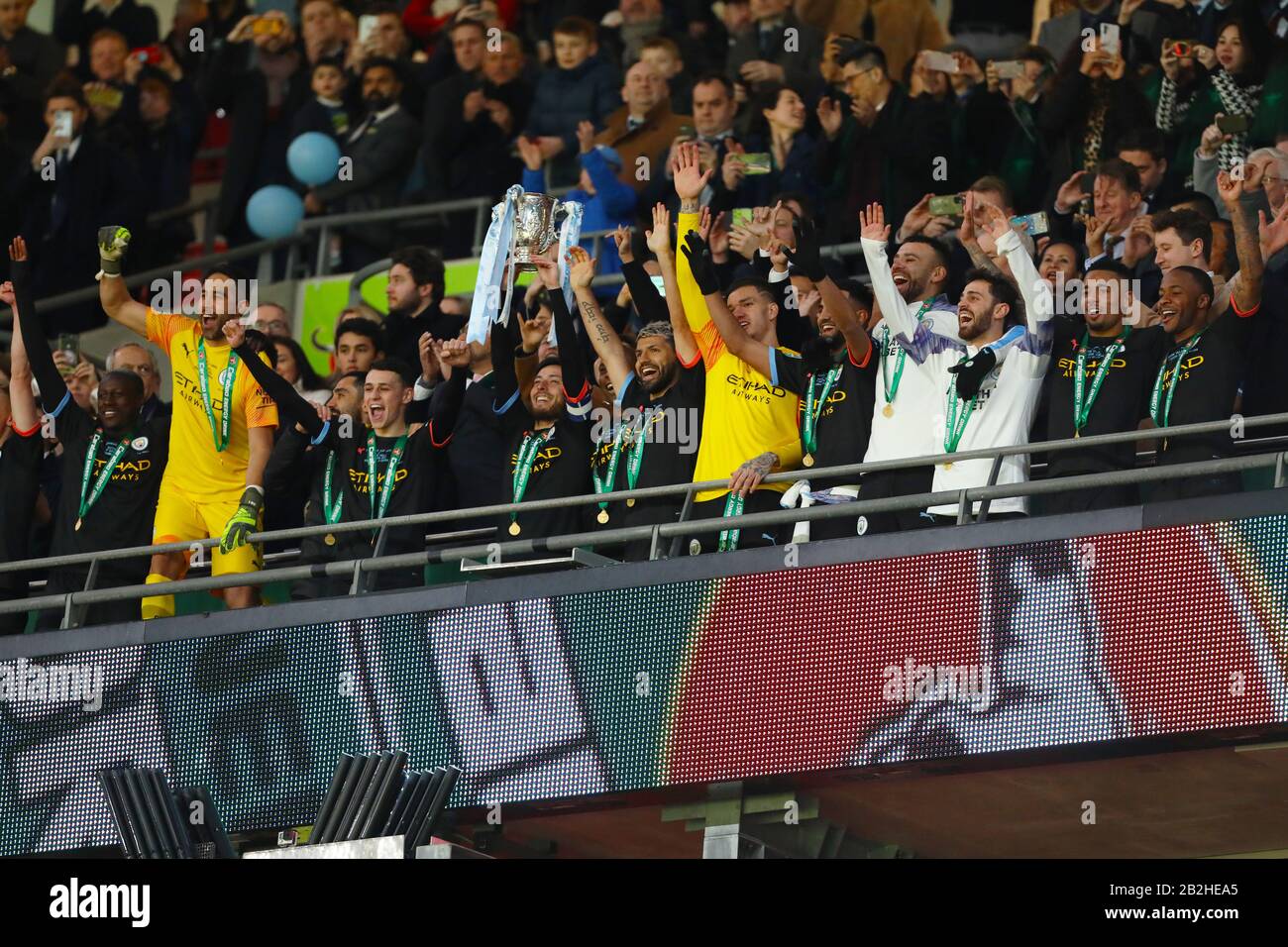 David Silva de Manchester City lève le trophée Carabao Cup - Aston Villa / Manchester City, Carabao Cup final, Wembley Stadium, Londres, Royaume-Uni - 1 mars 2020 Usage éditorial Seulement - les restrictions de DataCo s'appliquent Banque D'Images