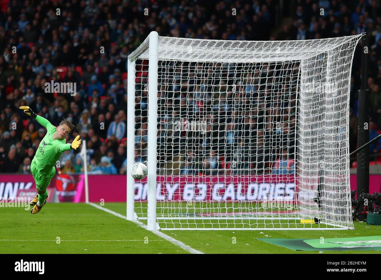 Orjan Nyland d'Aston Villa plonge pour sauver le tir mais est battu - Aston Villa / Manchester City, Carabao Cup final, Wembley Stadium, Londres, Royaume-Uni - 1 mars 2020 Usage éditorial Seulement - les restrictions de DataCo s'appliquent Banque D'Images