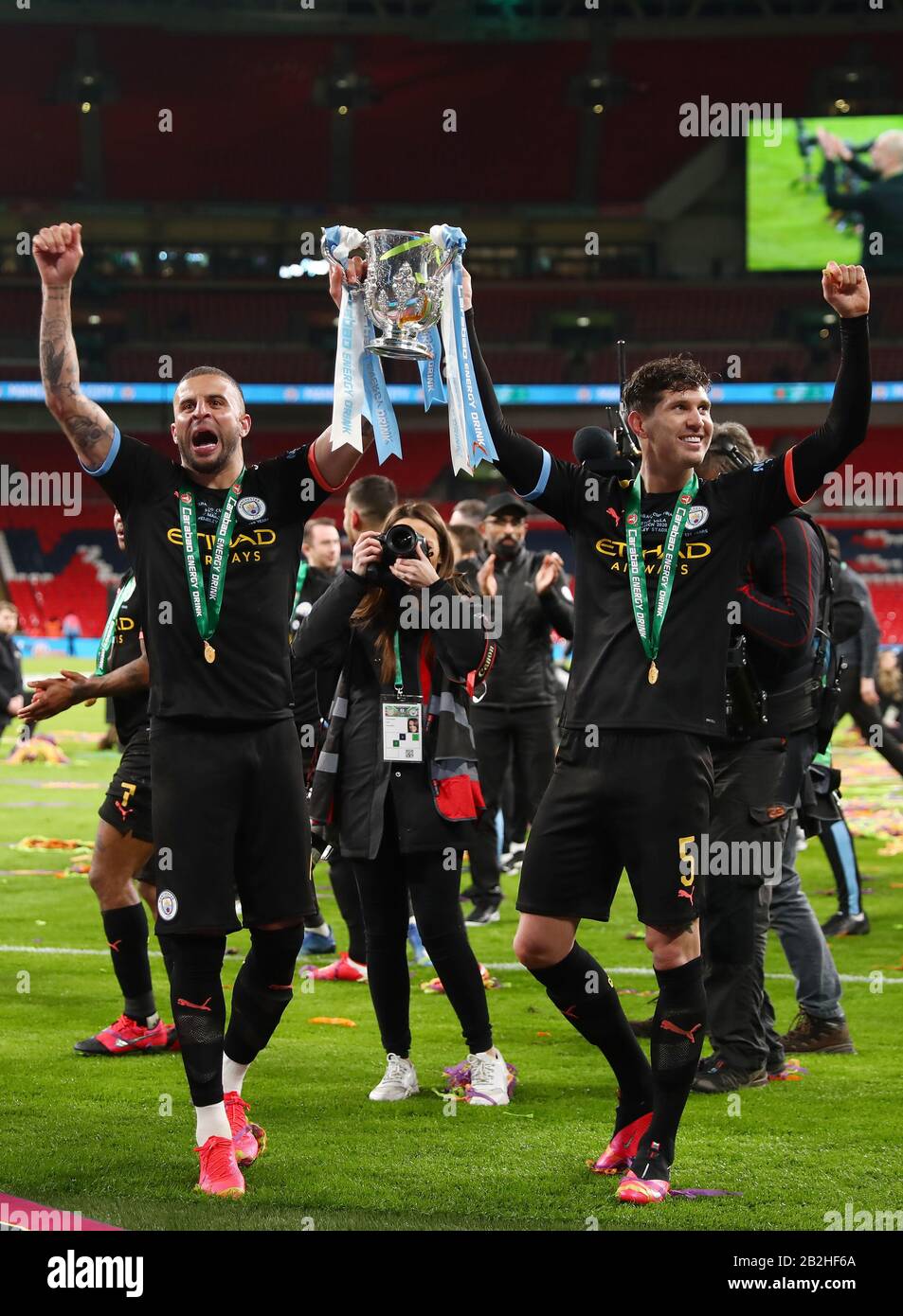 Kyle Walker et John Stones de Manchester City célèbrent avec le trophée Carabao Cup - Aston Villa / Manchester City, Carabao Cup final, Wembley Stadium, Londres, Royaume-Uni - 1 mars 2020 usage éditorial Seulement - les restrictions DataCo s'appliquent Banque D'Images