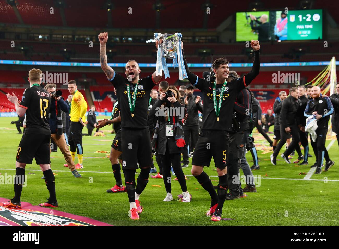Kyle Walker et John Stones de Manchester City célèbrent avec le trophée Carabao Cup - Aston Villa / Manchester City, Carabao Cup final, Wembley Stadium, Londres, Royaume-Uni - 1 mars 2020 usage éditorial Seulement - les restrictions DataCo s'appliquent Banque D'Images