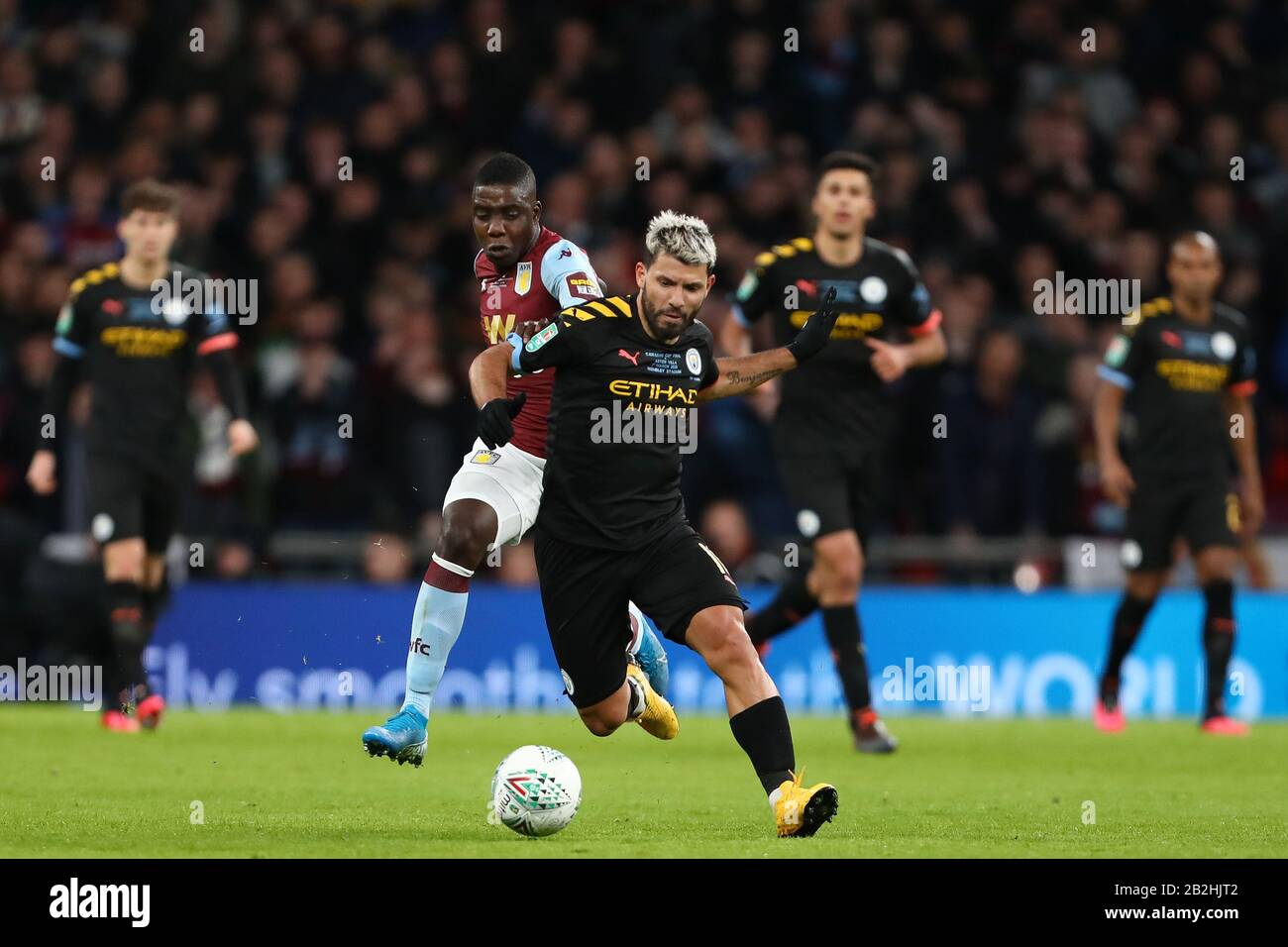 Sergio Aguero de Manchester City et Merveilleux Nakamba d'Aston Villa en action - Aston Villa / Manchester City, Carabao Cup final, Wembley Stadium, Londres, Royaume-Uni - 1 mars 2020 Usage éditorial Seulement - les restrictions de DataCo s'appliquent Banque D'Images