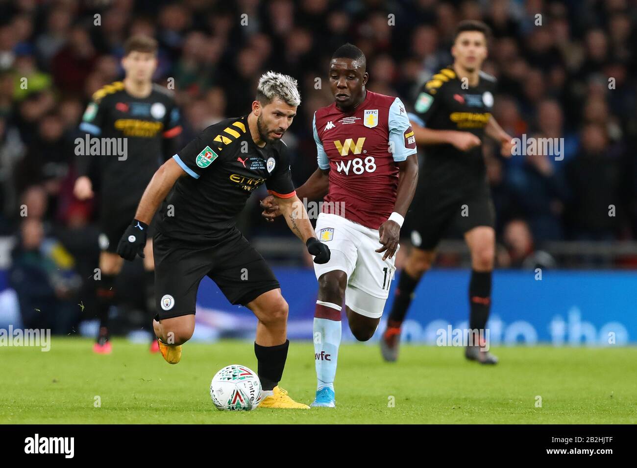 Sergio Aguero de Manchester City et Merveilleux Nakamba d'Aston Villa en action - Aston Villa / Manchester City, Carabao Cup final, Wembley Stadium, Londres, Royaume-Uni - 1 mars 2020 Usage éditorial Seulement - les restrictions de DataCo s'appliquent Banque D'Images