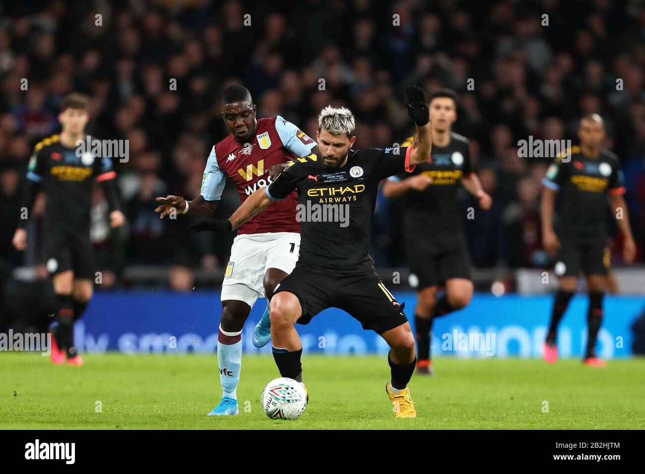 Sergio Aguero de Manchester City et Merveilleux Nakamba d'Aston Villa en action - Aston Villa / Manchester City, Carabao Cup final, Wembley Stadium, Londres, Royaume-Uni - 1 mars 2020 Usage éditorial Seulement - les restrictions de DataCo s'appliquent Banque D'Images