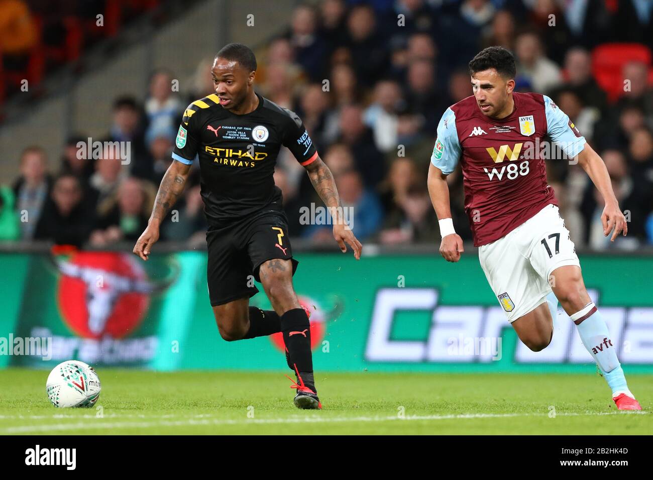 Raheem Sterling de Manchester City et Mahmoud Hassan d'Aston Villa en action - Aston Villa / Manchester City, Carabao Cup final, Wembley Stadium, Londres, Royaume-Uni - 1 mars 2020 Usage éditorial Seulement - les restrictions DataCo s'appliquent Banque D'Images