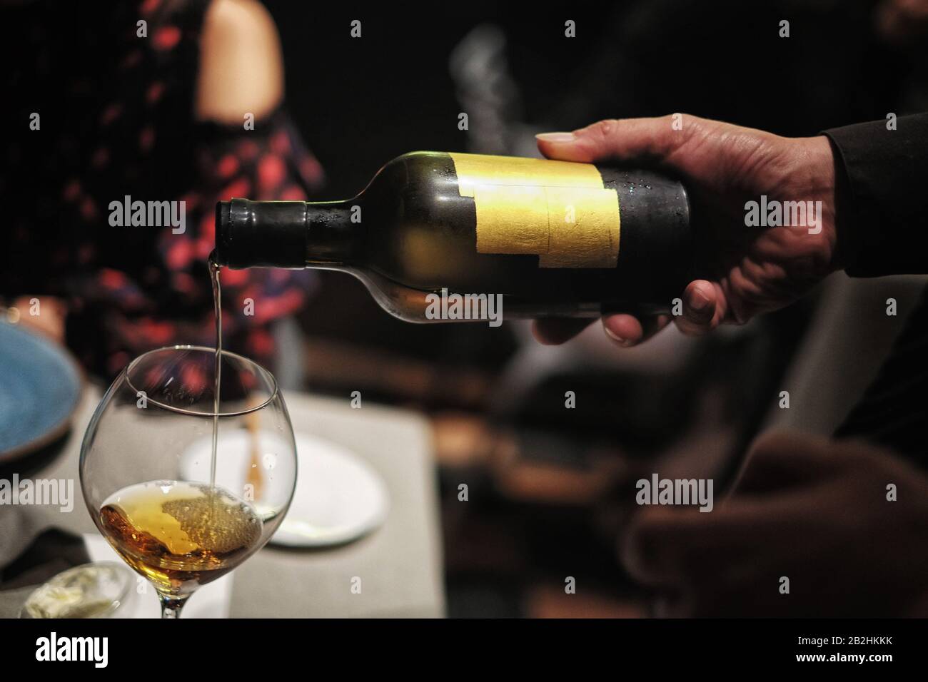 Le sommelier verse un verre de vin Bianco da UVE Dorona 2014 au restaurant étoilé Michelin Venissa sur l'île de Mazzorbo Banque D'Images