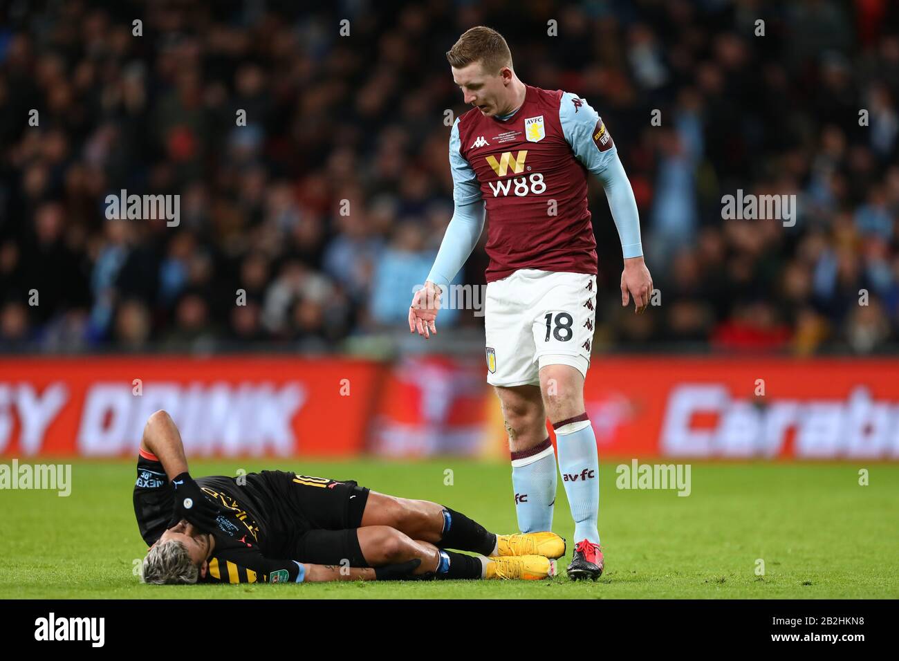 Sergio Aguero de Manchester City réagit après avoir été fouillé par Matt Targett d'Aston Villa - Aston Villa / Manchester City, Carabao Cup final, Wembley Stadium, Londres, Royaume-Uni - 1 mars 2020 Usage éditorial Seulement - les restrictions DataCo s'appliquent Banque D'Images
