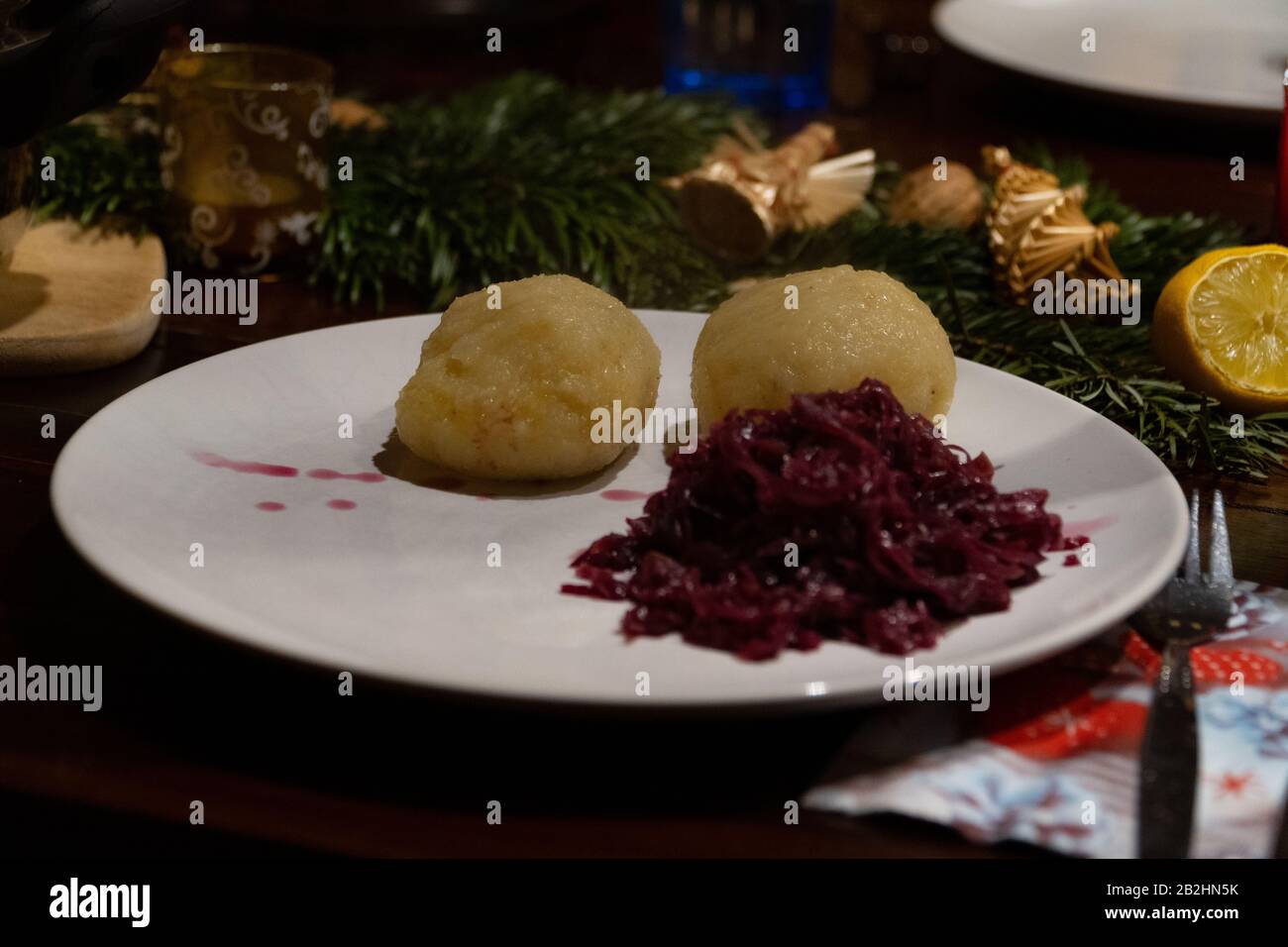 Gros plan sur une assiette avec deux boulettes et chou rouge - dîner de Noël Banque D'Images