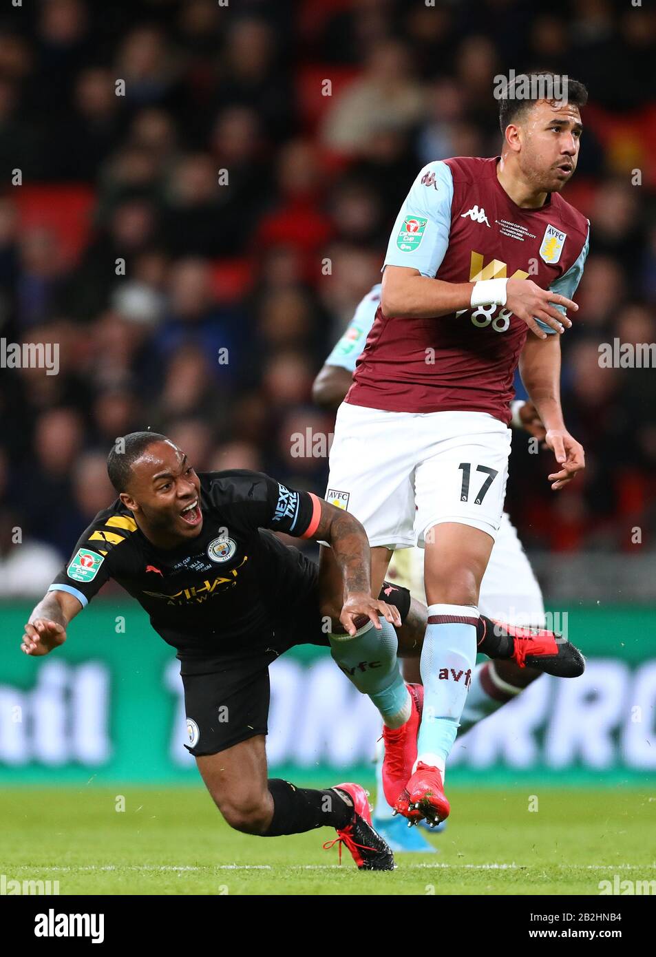 Raheem Sterling de Manchester City et Mahmoud Hassan d'Aston Villa en action - Aston Villa / Manchester City, Carabao Cup final, Wembley Stadium, Londres, Royaume-Uni - 1 mars 2020 Usage éditorial Seulement - les restrictions DataCo s'appliquent Banque D'Images