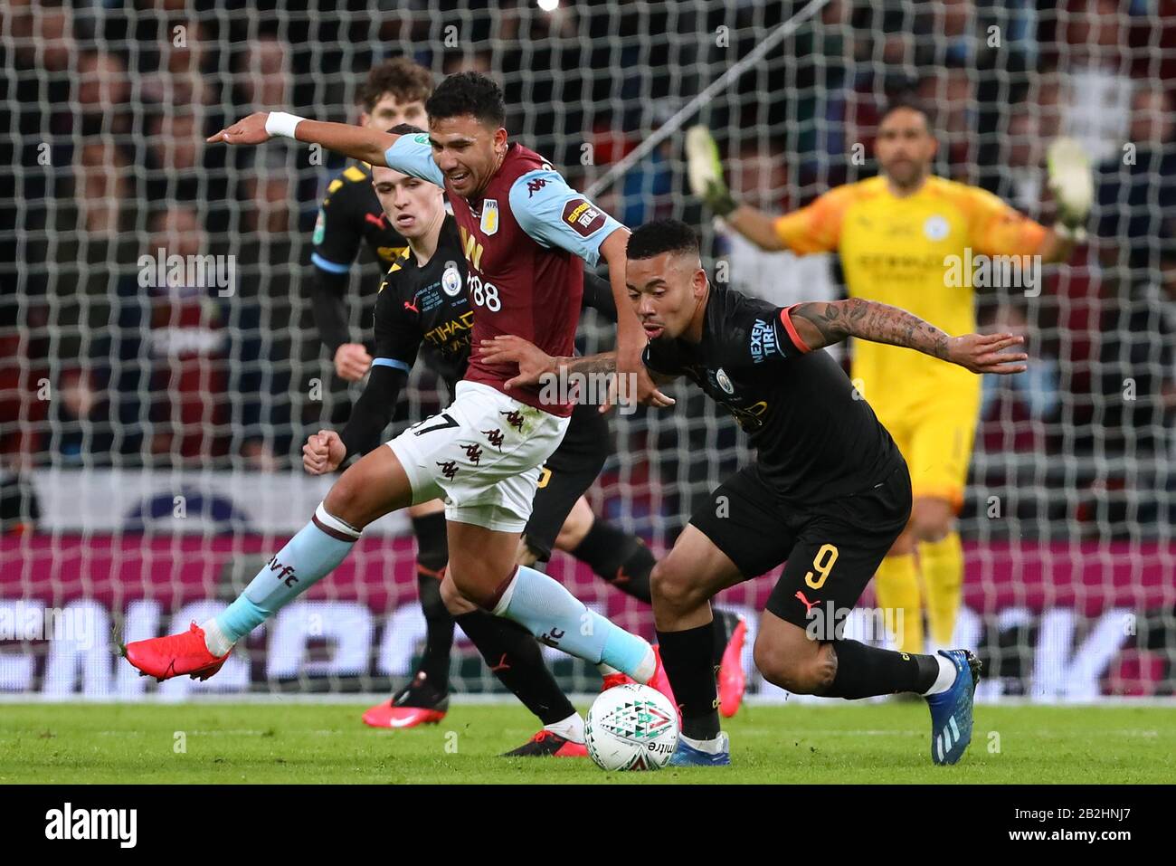 Gabriel Jesus de Manchester City et Mahmoud Hassan d'Aston Villa en action - Aston Villa / Manchester City, Carabao Cup final, Wembley Stadium, Londres, Royaume-Uni - 1 mars 2020 Usage éditorial Seulement - les restrictions de DataCo s'appliquent Banque D'Images