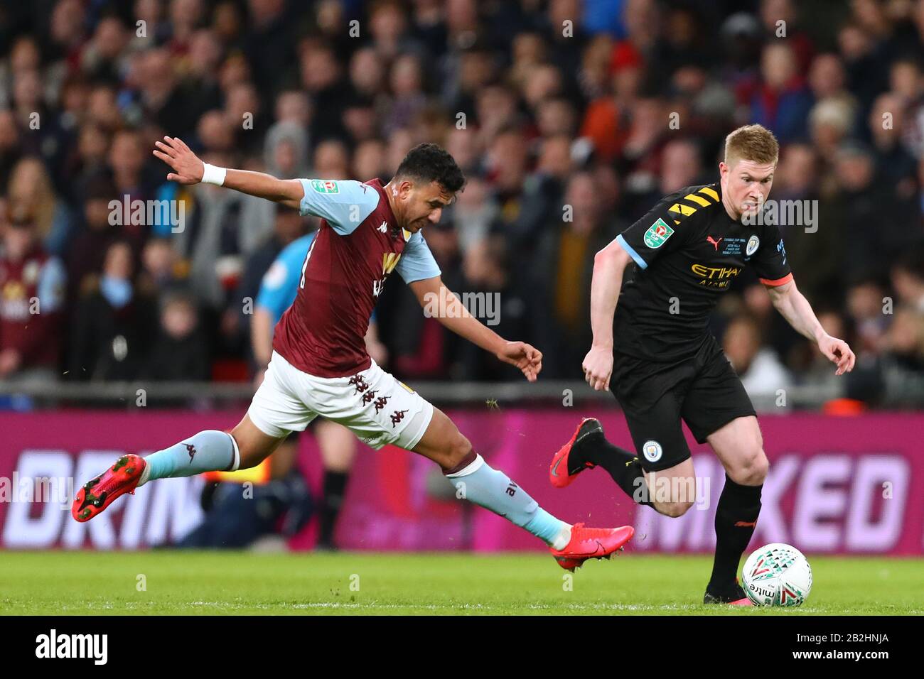 Kevin de Bruyne de Manchester City bat Mahmoud Hassan d'Aston Villa - Aston Villa / Manchester City, Carabao Cup final, Wembley Stadium, Londres, Royaume-Uni - 1 mars 2020 Usage éditorial Seulement - les restrictions de DataCo s'appliquent Banque D'Images