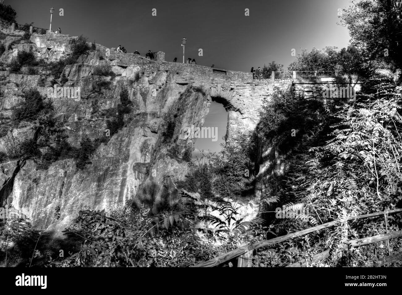 Saint-Marin, Saint-Marin - 19 octobre 2019 : vue panoramique sur la passerelle en pierre et le pont d'arche dans la forteresse en noir et blanc. Banque D'Images