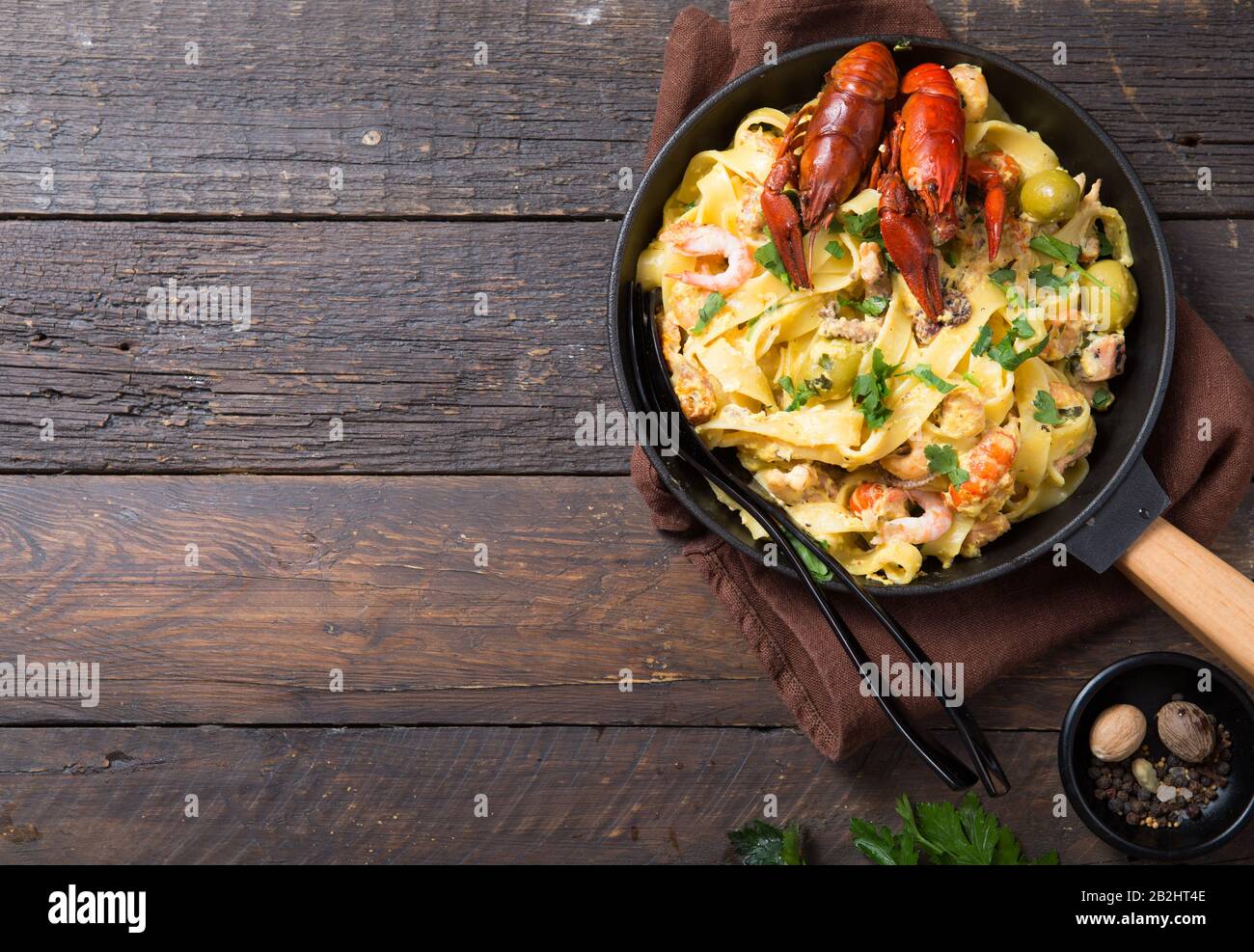Pâtes de fettuccine de fruits de mer avec écrevisses, crevettes de
