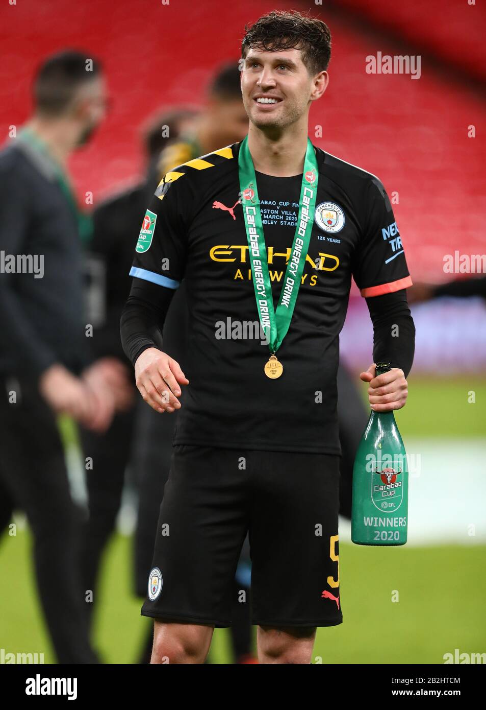 John Stones de Manchester City célèbre avec ses gagnants médaille et champagne - Aston Villa / Manchester City, Carabao Cup final, Wembley Stadium, Londres, Royaume-Uni - 1 mars 2020 Usage éditorial Seulement - les restrictions DataCo s'appliquent Banque D'Images