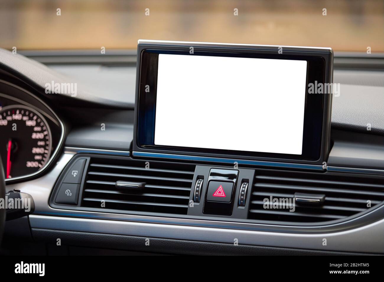 Grodno, BIÉLORUSSIE - DÉCEMBRE 2019: Audi   4 G, C7 2.0 TDI 190 Ch 2016 pendant l'essai routier intérieur avec écran LCD blanc sur le tableau de bord avec copie s Banque D'Images