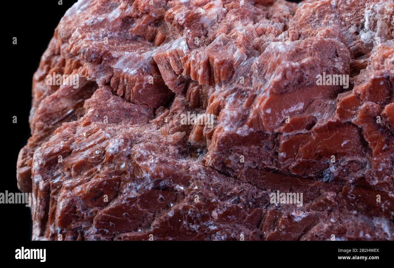 Gros plan macro extrême de minéraux de gypse rouge. Banque D'Images