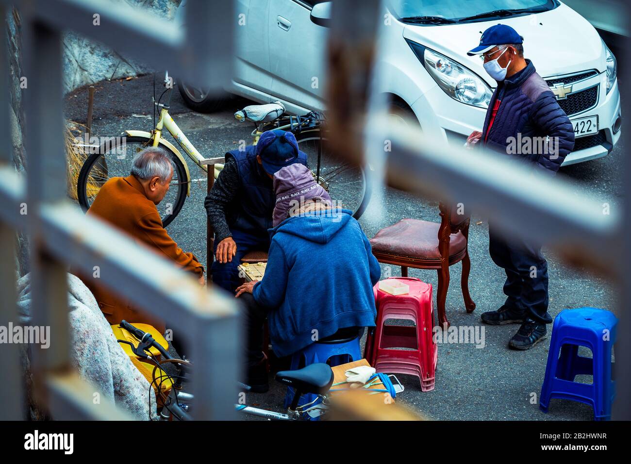 Des hommes coréens portant des masques de protection Banque D'Images