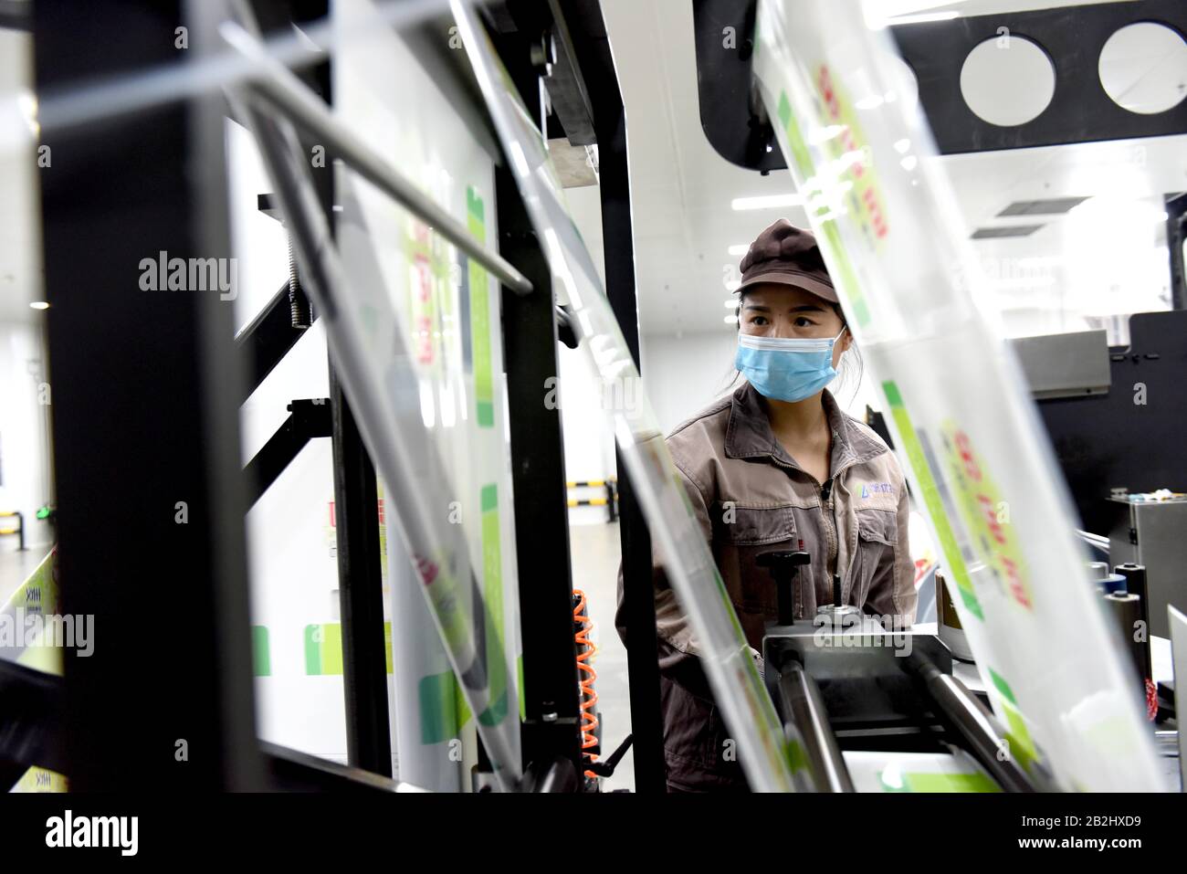 (200303) -- XINGTAI, 3 mars 2020 (Xinhua) -- un travailleur travaille à l'atelier d'une nouvelle société de technologie matérielle dans le comté de Nanhe, dans la ville de Xingtai, dans la province de Hebei en Chine du nord, 3 mars 2020. Les entreprises de Nanhe ont repris la production tout en renforçant les mesures préventives et de contrôle pour minimiser les risques d'infection dans la lutte contre la nouvelle maladie du coronavirus. (Xinhua/Zhu Xudong) Banque D'Images