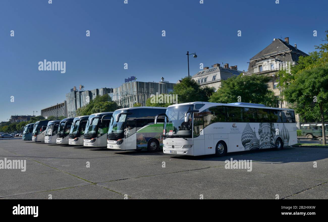 Reisebusse, Dozsa Gyoergy ut, Budapest, Hongrie Banque D'Images