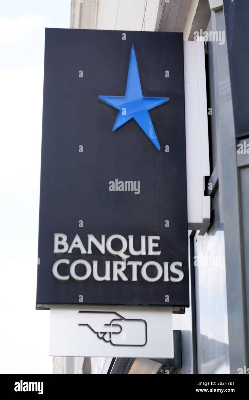 Bordeaux , Aquitaine / France - 09 24 2019 : Banque courtois logo siège social plus ancienne boutique de signes de la banque française Banque D'Images