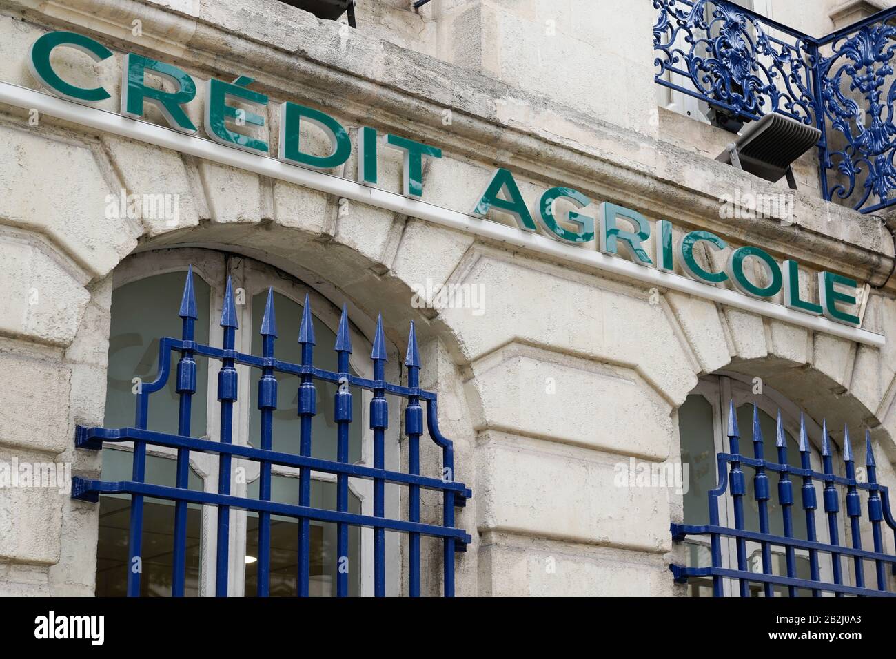 Bordeaux , Aquitaine / France - 10 16 2019 : Agence du logo crédit agricole sur le magasin de façade de l'agence bancaire Banque D'Images