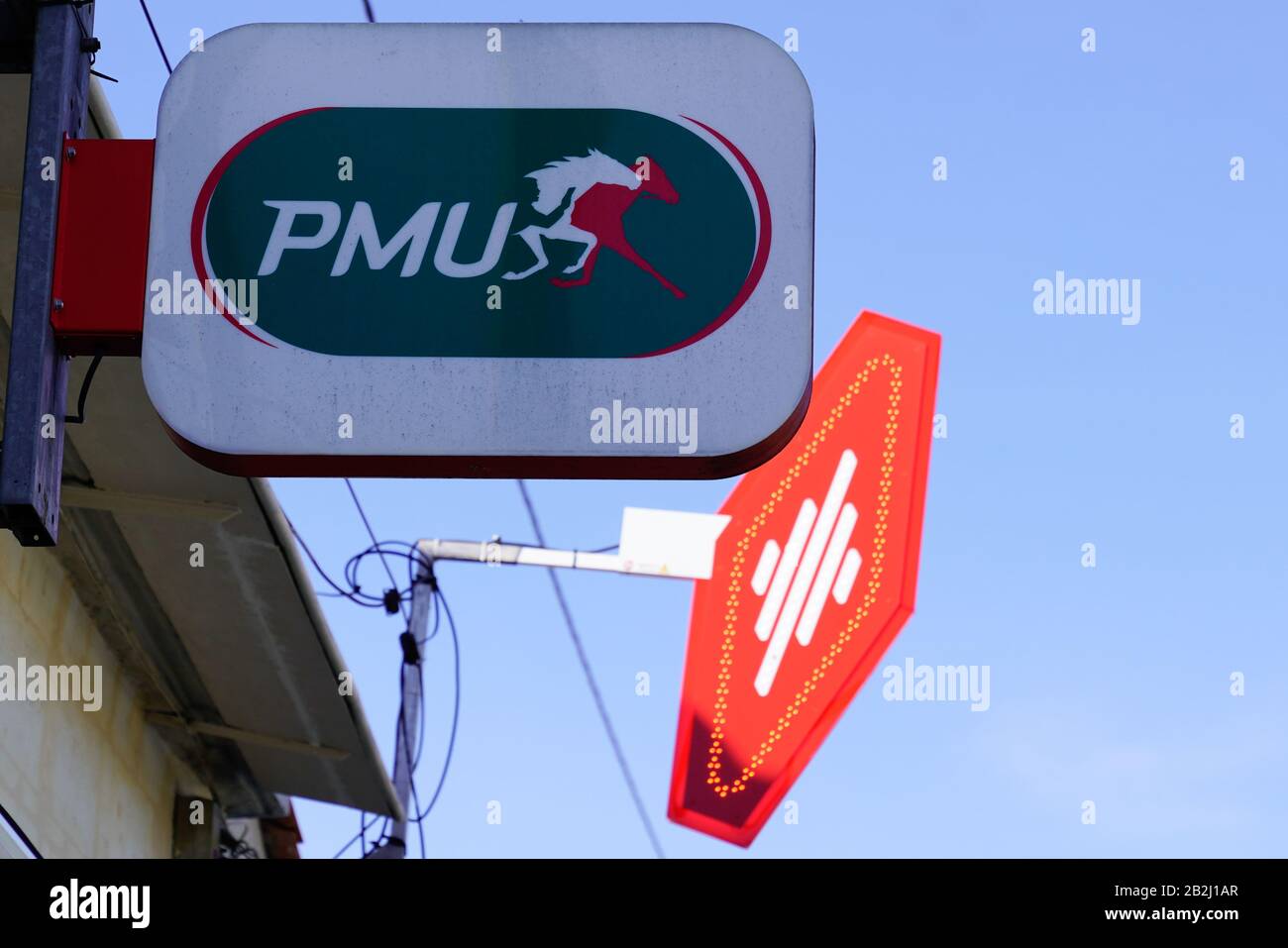 Bordeaux , Aquitaine / France - 10 30 2019 : logo PMU sur le panneau avant du magasin Paris français sport organisation boutique Banque D'Images
