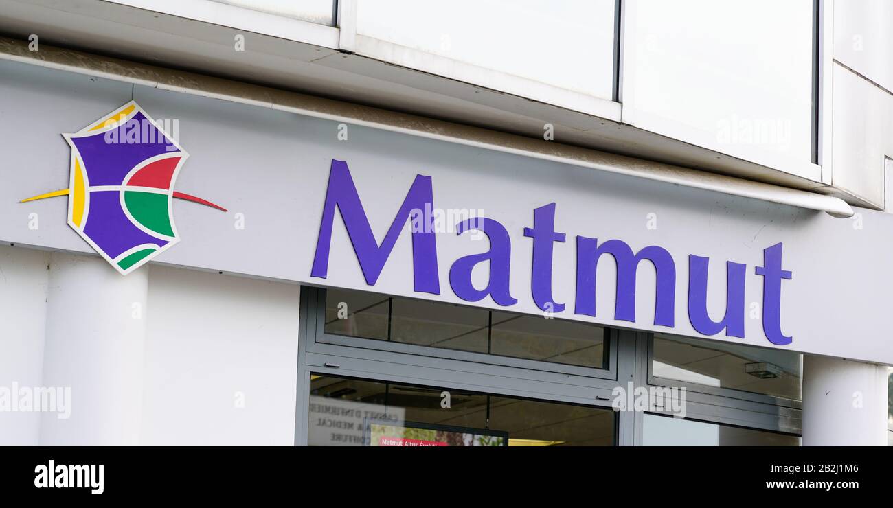 Bordeaux , Aquitaine / France - 10 28 2019 : magasin de logos matmut groupe sur le bureau mural Banque D'Images
