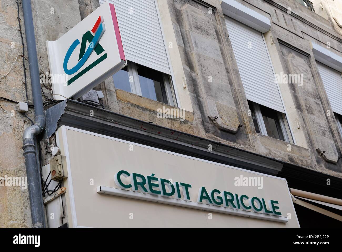 Bordeaux , Aquitaine / France - 11 20 2019 : logo du signe crédit agricole CA sur la façade de l'agence bancaire bureau de magasin Banque D'Images