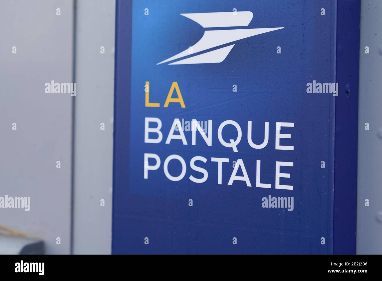 Bordeaux , Aquitaine / France - 12 28 2019 : la Banque postale signe bleu logo magasin bureau de poste de la banque française signalisation Banque D'Images