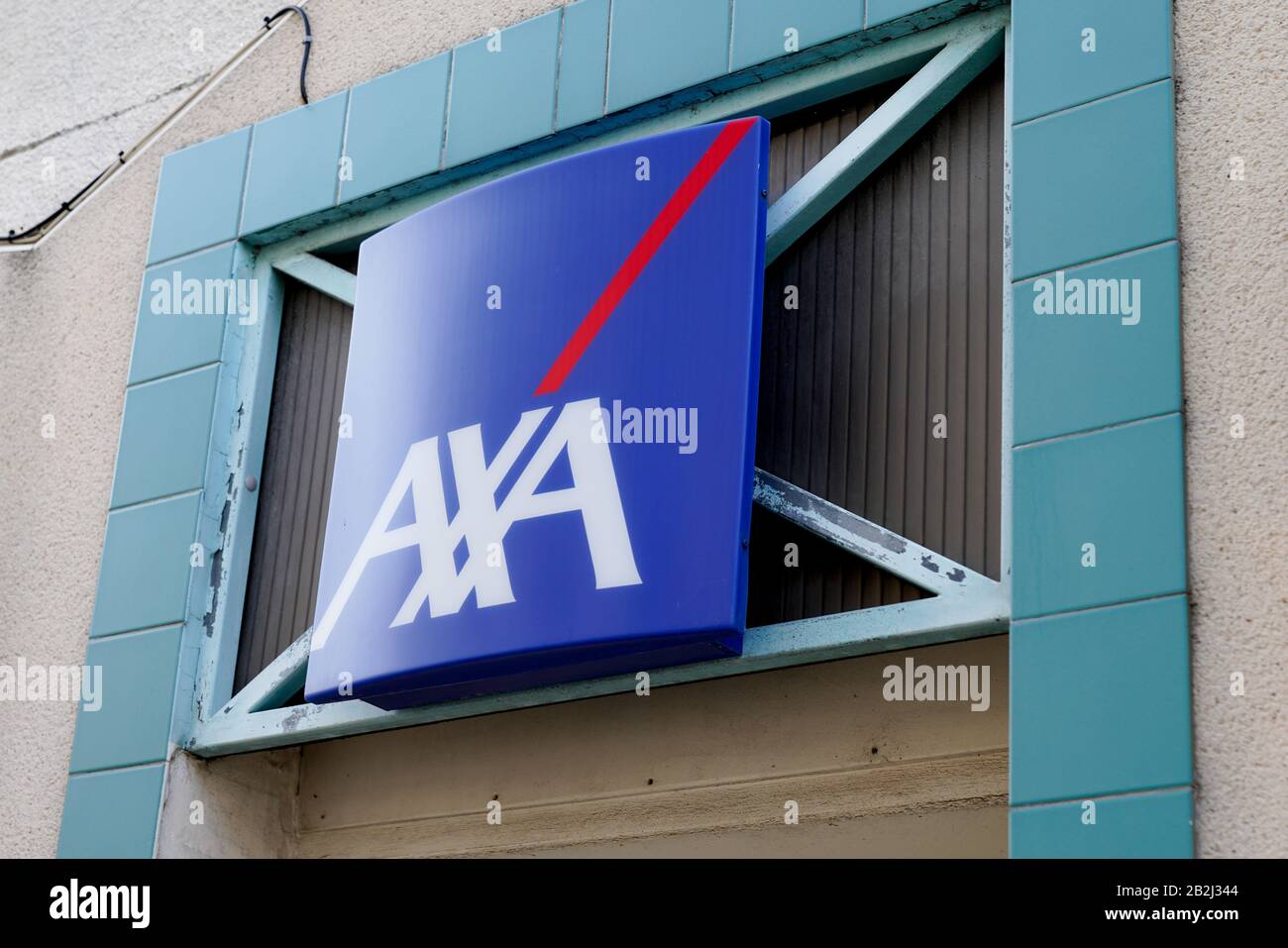 Bordeaux , Aquitaine / France - 02 15 2020 : le logo axa signe bleu Agence multinationale française d'assurance Banque D'Images