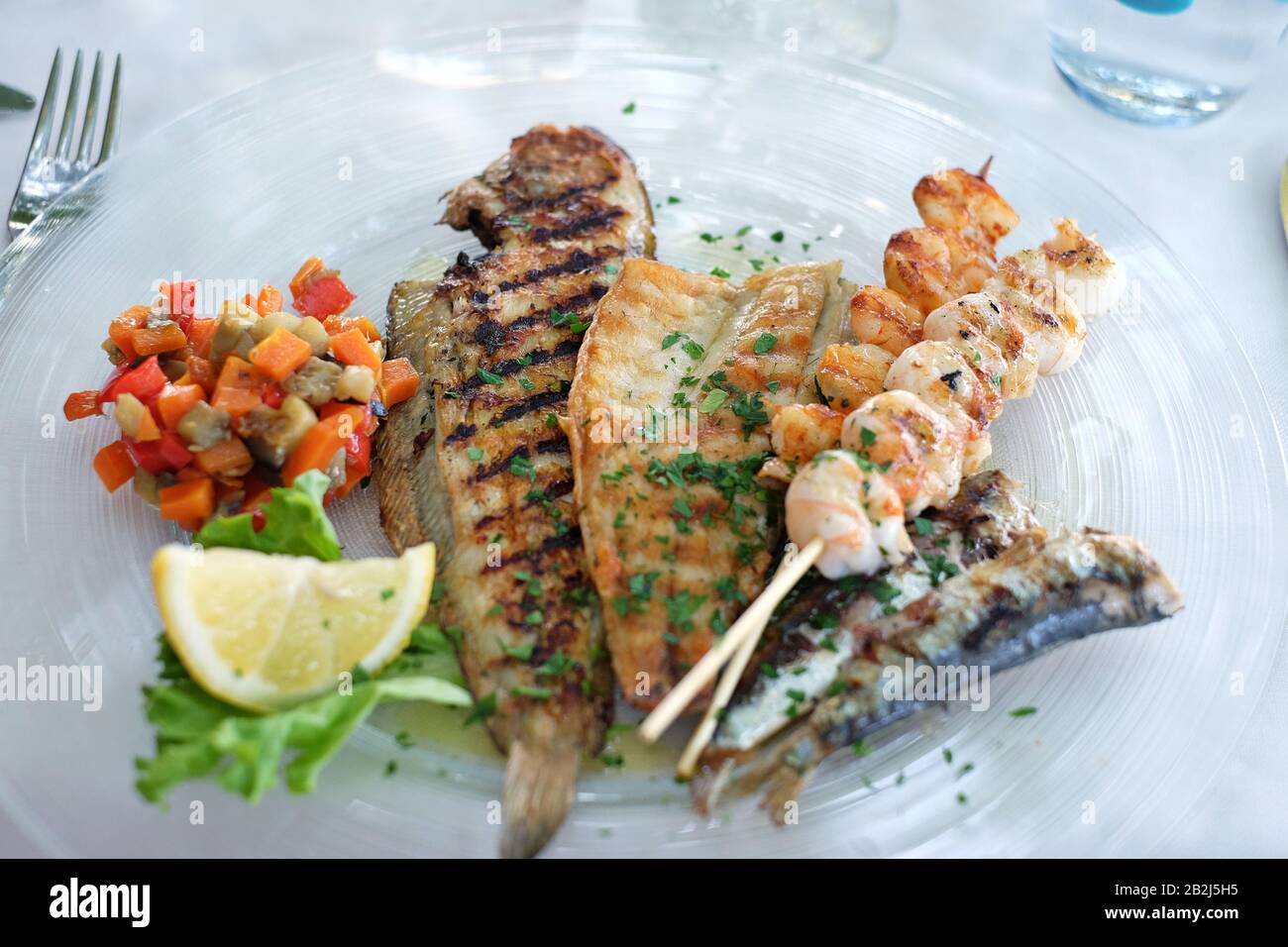 Poisson entier, sardines, crevettes, plateau de fruits de mer à Trattoria alla Maddalena, nourriture et repas sur les îles de Mazzorbo et Burano, Venise, Italie Banque D'Images