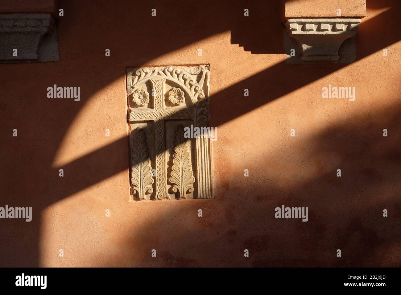 Incrustations de panneaux en pierre sculptée d'une croix byzantine, mur rendu, capitales plates pas de colonnes. Église de Santa Fosca, Torcello, lieu de naissance de Venise Banque D'Images