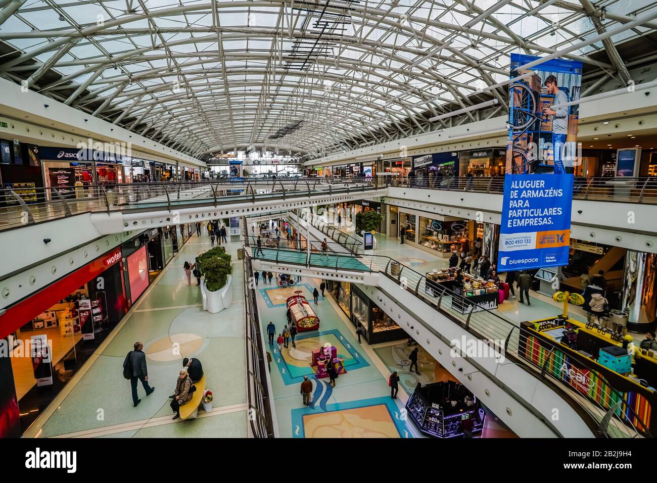 Le centre commercial Vasco da Gama est l'un des plus importants de Lisbonne, avec une gamme de magasins multinationaux, de marque ou de design qui sont basés dans un puits Banque D'Images