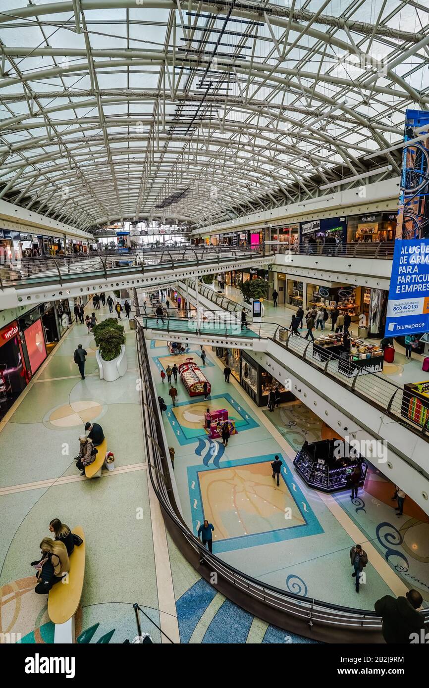 Le centre commercial Vasco da Gama est l'un des plus importants de Lisbonne, avec une gamme de magasins multinationaux, de marque ou de design qui sont basés dans un puits Banque D'Images