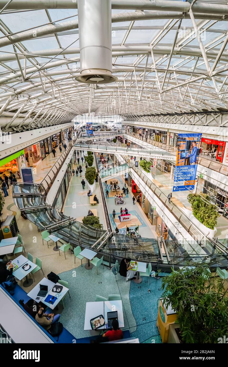 Le centre commercial Vasco da Gama est l'un des plus importants de Lisbonne, avec une gamme de magasins multinationaux, de marque ou de design qui sont basés dans un puits Banque D'Images