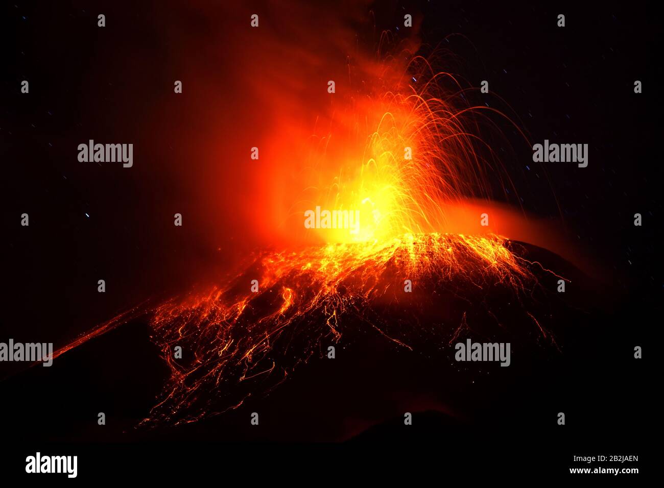 Explosion De Volcanoe Tungurahua 28 11 2010 Équateur Amérique Du Sud 2:00 Heure Locale Banque D'Images