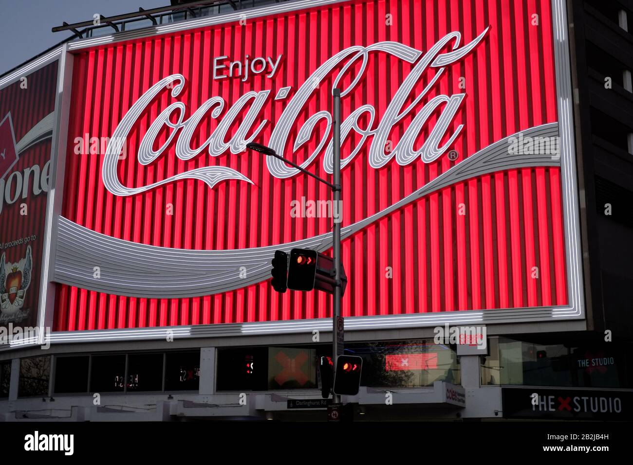 Le nouveau panneau et logotype Kings Cross Coke en 2016 s'est éclairé et éclairé au crépuscule dans une lumière vive le soir, une scène de rue, un panneau d'affichage uniquement. Banque D'Images